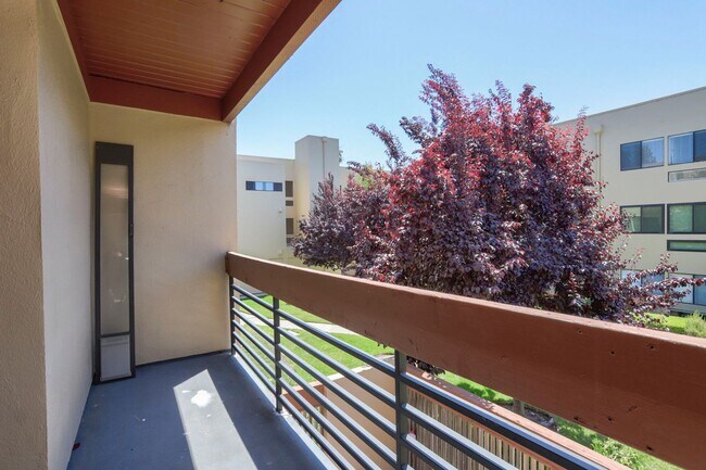 Building Photo - ? Updated 3BR/2BA Foster City Condo – Half...