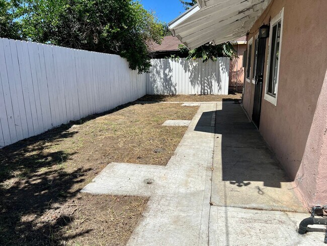 Building Photo - Beautiful 1 Bed Backhouse Available Now!