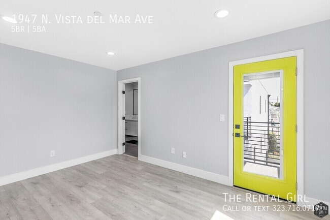 Building Photo - Hot-to-Go 5BR Townhome in Hollywood Dell w...