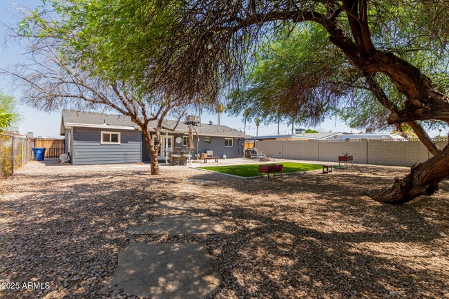 Building Photo - 1261 W La Jolla Dr