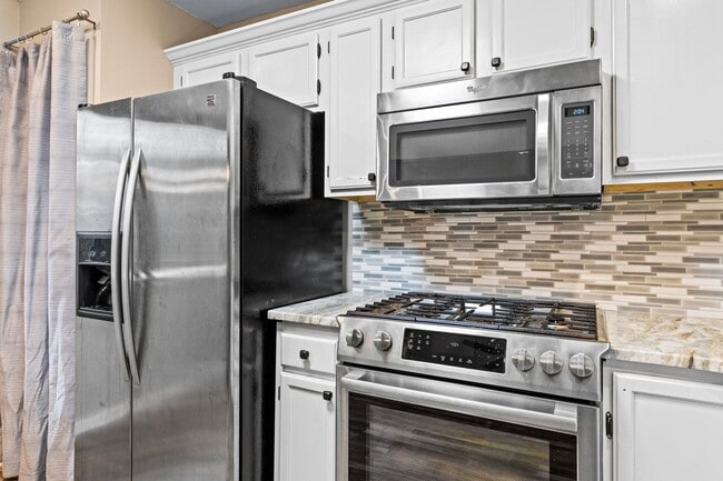 Building Photo - Updated home in convenient location!!