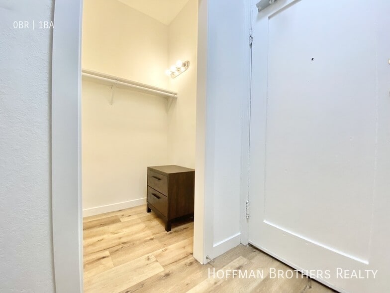 Building Photo - 960 S Oxford Ave