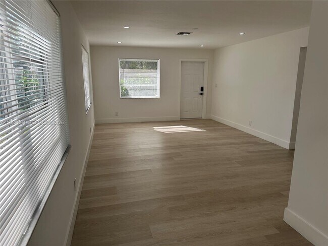 Building Photo - 890 SW 28th St