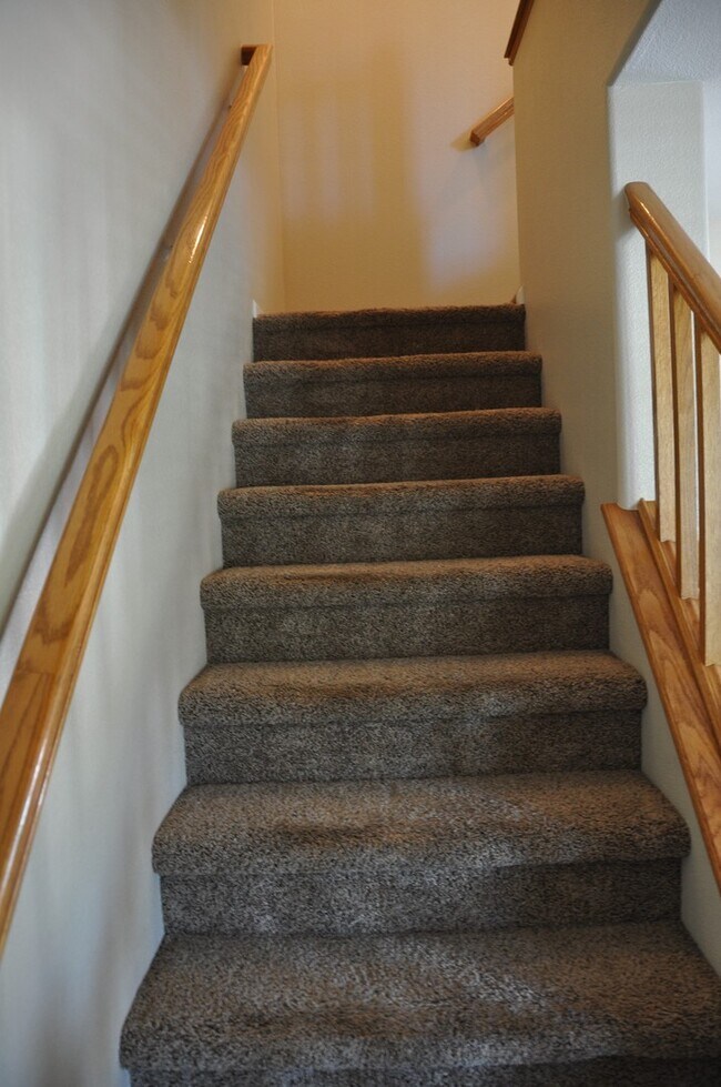 Building Photo - Stunning Town home in Mid Town!