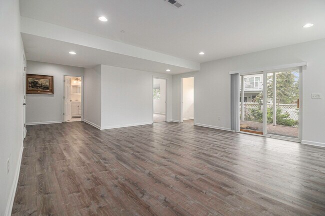 Building Photo - 1304 N Bay Dr