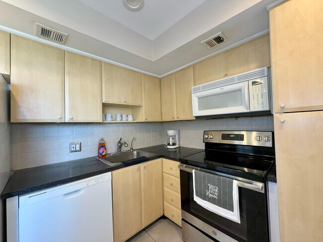 Building Photo - 3100 N Palm Aire Dr