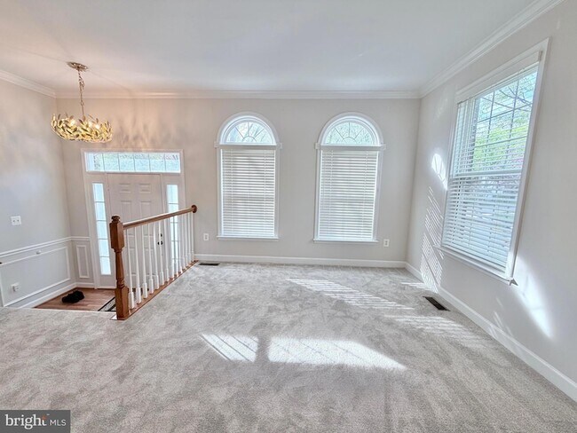 Building Photo - 300 Garden View Square