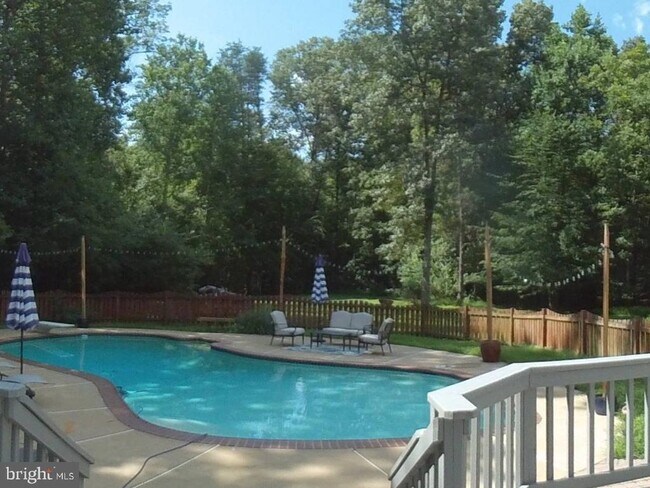 Building Photo - 381 Longwood Dr
