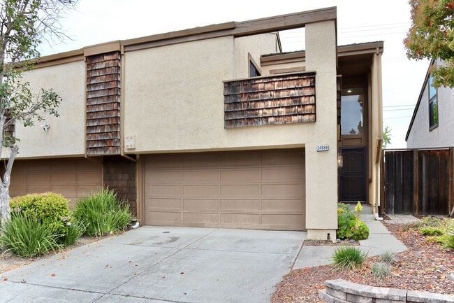 Primary Photo - Spacious and bright 3-bedroom townhome-Nor...