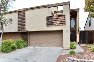 Building Photo - Spacious and bright 3-bedroom townhome-Nor...