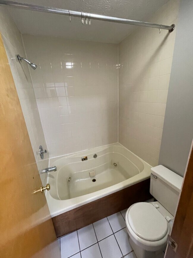 Building Photo - (22) 98-100 Woodruff Avenue