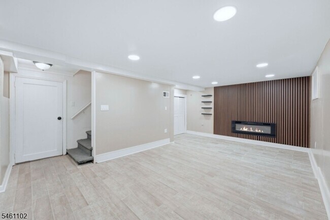 Building Photo - 271 Fuller Terrace