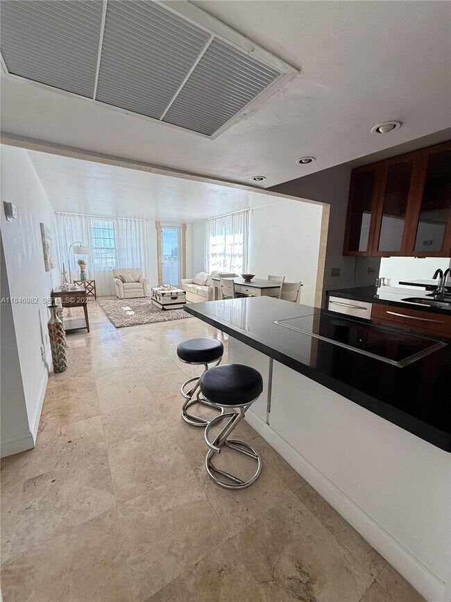 Building Photo - 100 Lincoln Rd