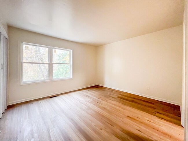 Building Photo - 26 Fox Hill Dr