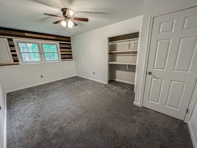 Building Photo - Remarkable Home With Spacious Deck And Detached Parking In A Quiet Cul De Sac In Woodbine Woods