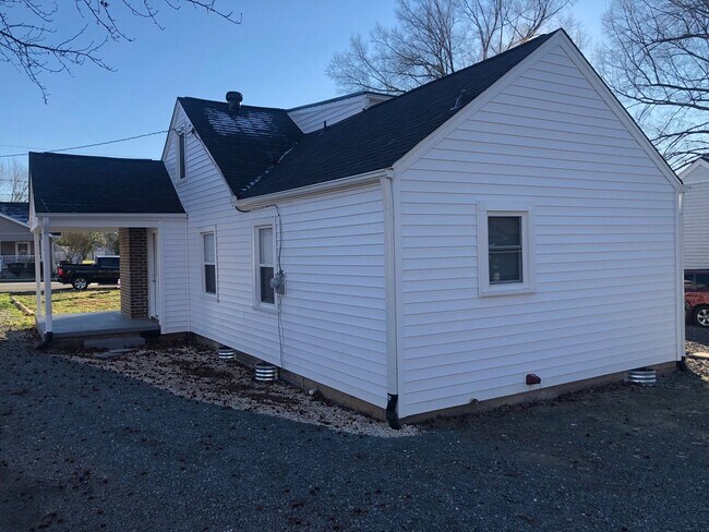 Building Photo - Four bedroom, 2 bath house in Burlington