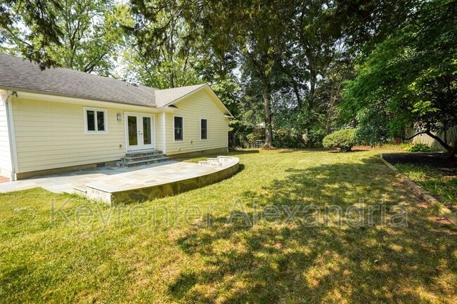 Building Photo - 906 Neal Dr