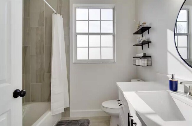 Building Photo - 8103 Coconut Palm Way