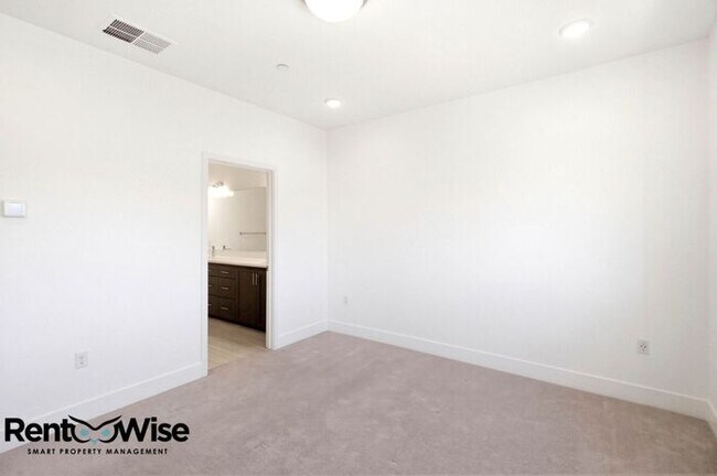 Building Photo - 29384 Hub Ln