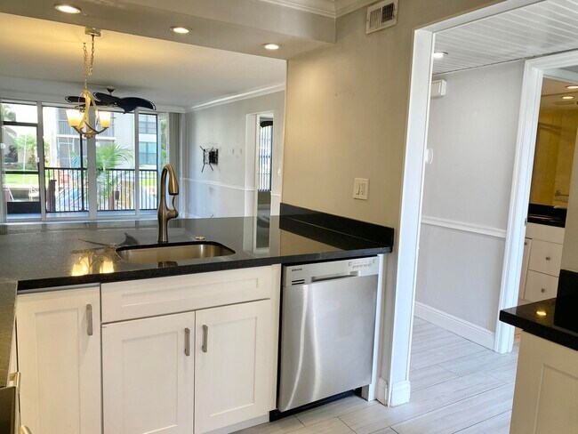 Building Photo - 15 Royal Palm Way