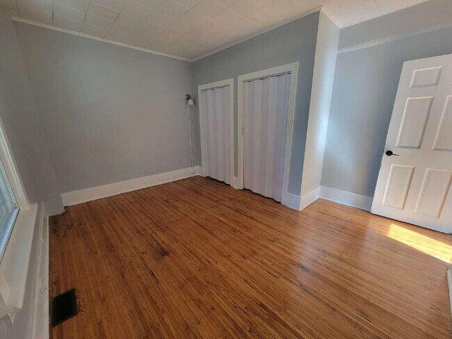 Building Photo - 3 Bedroom- Prime Rochester Location