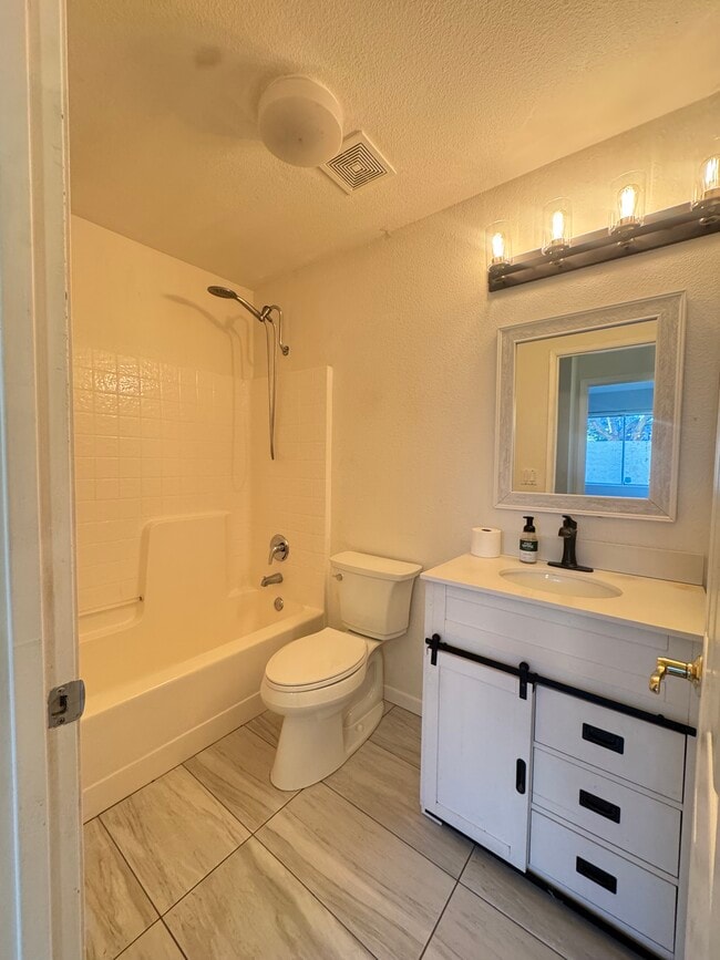 Building Photo - 5318 Pembroke Ct