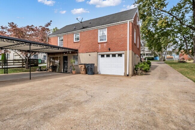 Building Photo - 3 Bedroom/ 2 Bathroom in Rosebank!