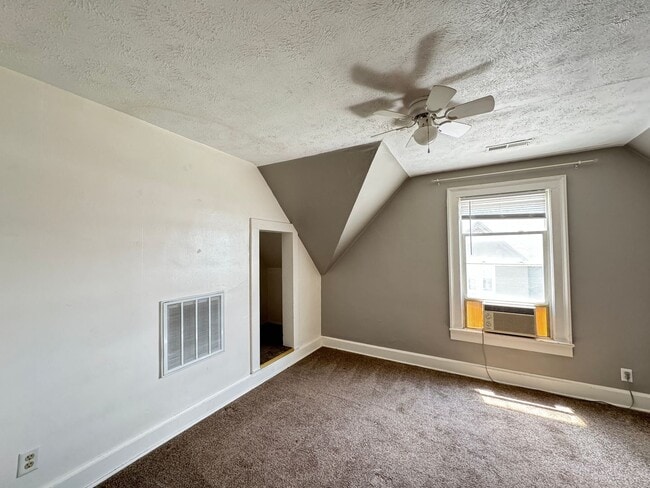 Building Photo - 302 S Prairie St