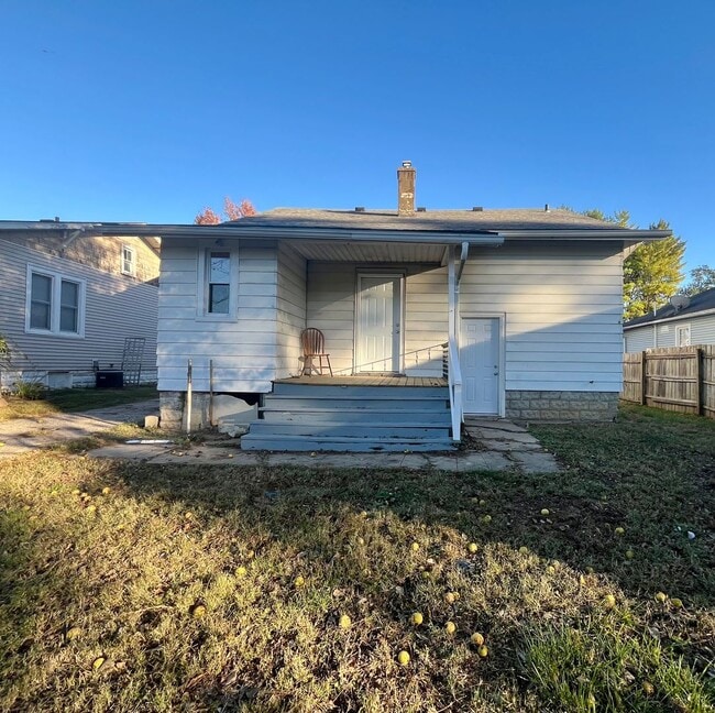 Building Photo - Two Bedroom in Alton