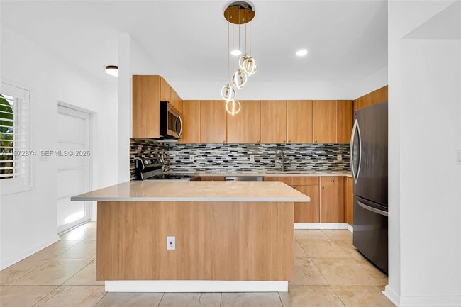 Building Photo - 6905 Bay Dr