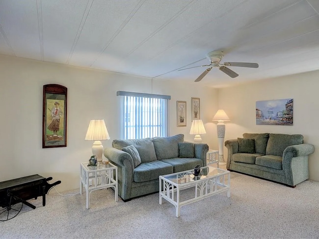 Building Photo - 1035 Royal Palm Dr