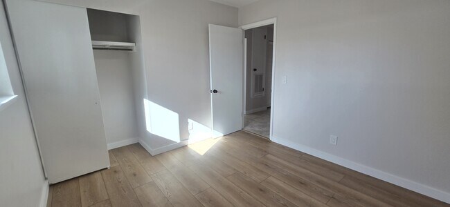 Building Photo - 802 W 17th St