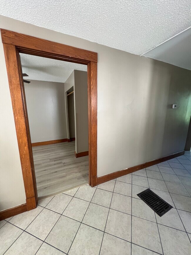 Building Photo - 20 E 15th Ave