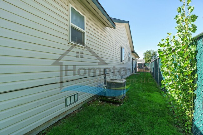 Building Photo - 3 Bedroom 2 Bathroom Home with Attached 2 Car Garage Available in Coeur d'Alene!