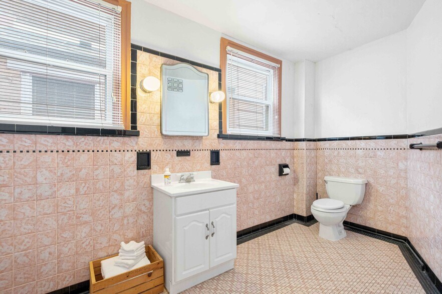 Building Photo - 218 W North Ave