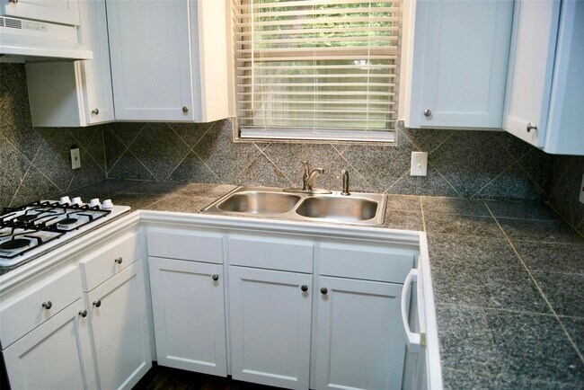 Building Photo - 5711 Southminster Dr