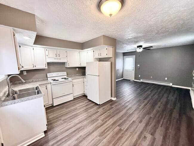 Primary Photo - Duplex/ 2 -2 bedroom 1 bath with detached ...