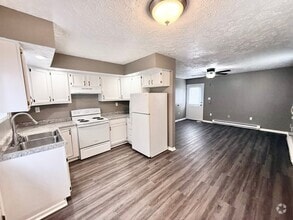 Building Photo - Duplex/ 2 -2 bedroom 1 bath with detached ...