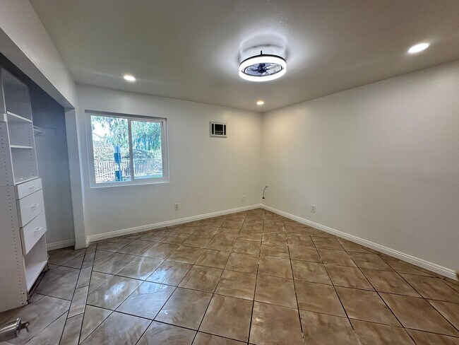 Building Photo - Available Now! 3 bed/ 2 bath condo