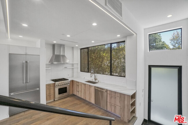 Building Photo - 1447 N Martel Ave