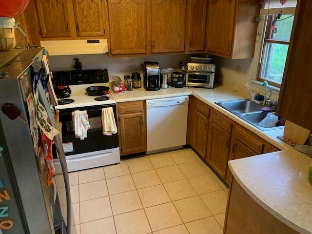 Interior view of the kitchen - 917 Rose Hill Ave