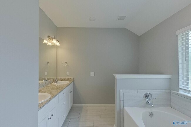Building Photo - 112 Live Oak Dr