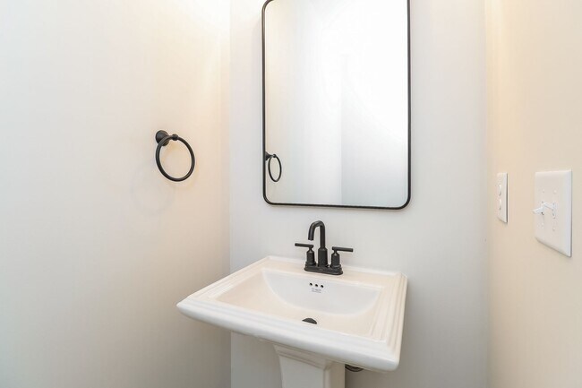 Building Photo - Beautiful 3BR 2.5BA Townhome w/ Full Appliance Kitchen • Garage Parking in Westerly Hills