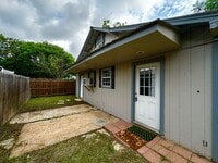 Building Photo - Cozy Guest House Utilities Included