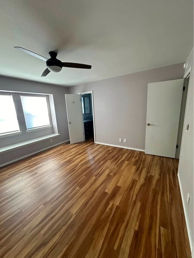 Building Photo - Spacious 5-Bedroom Home in D20! Walking Di...