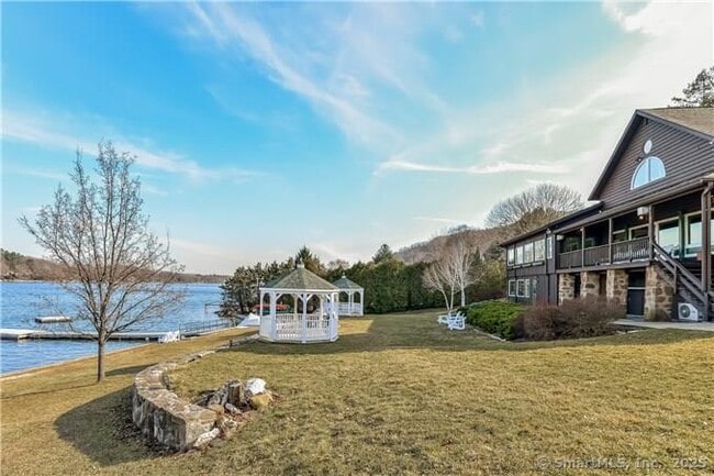 Building Photo - 32 Lakeshore Dr N