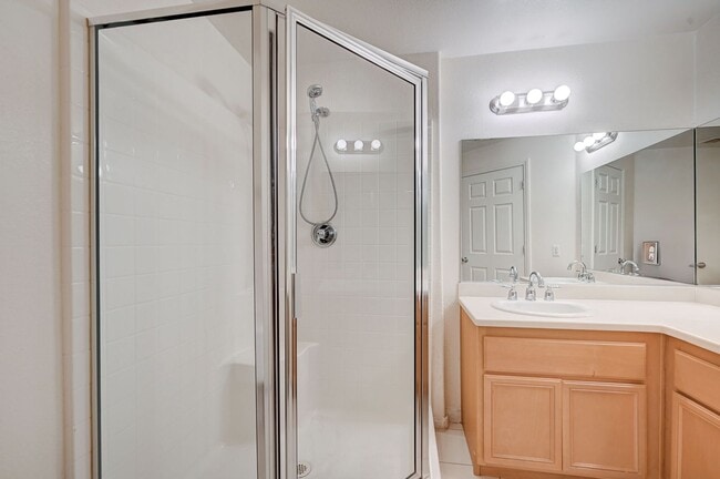Building Photo - Charming 3-bed, 2-bath Downstairs Unit