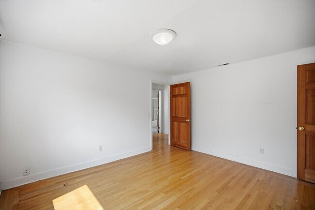 Building Photo - Steps from Green Lake ,6 bed 3 bath home with 2 kitchens and 2 laundry rooms.