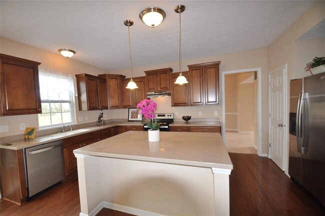 Building Photo - 2556 Diamond Lake Dr