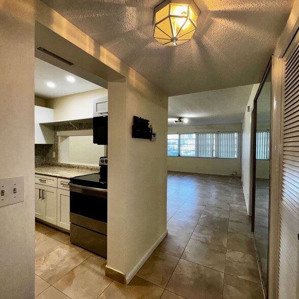 Building Photo - 215 SE 3rd Ave